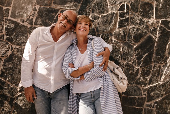 older women dating in Acampo